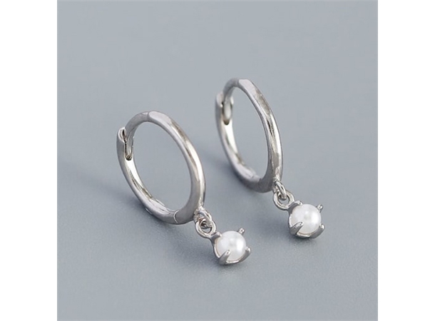Øreringer i rhodinert sølv med perle